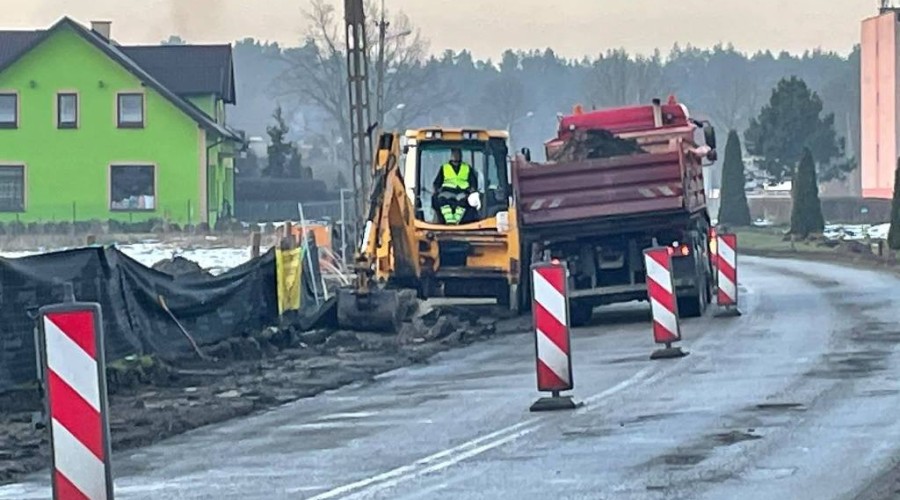 budowa marketu. utrudnienia na DW501 sztutowo (4)