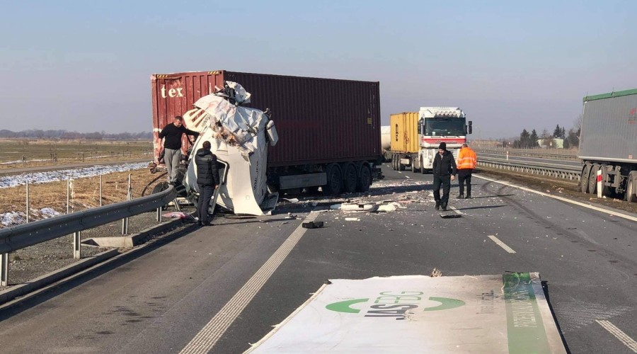 wypadek ciężarówek na S7