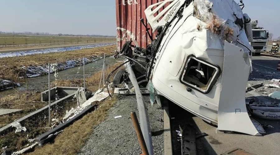 wypadek ciężarówek na S7 (10)