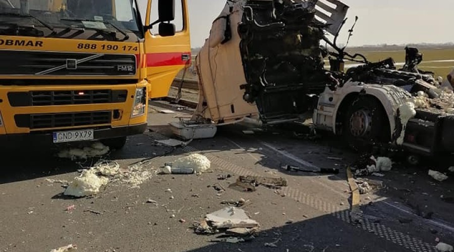 wypadek ciężarówek na S7 (2)
