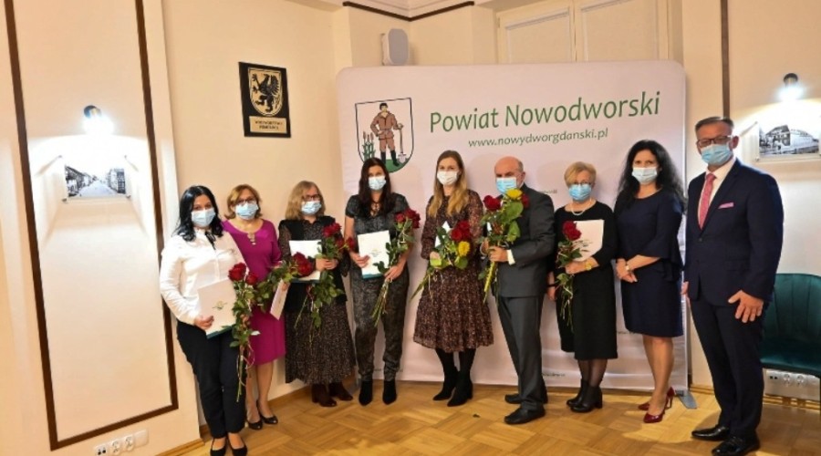 Nagrody Starosty Nowodworskiego dla nauczycieli placówek oświatowych.