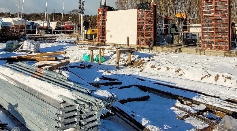 Kolejny etap prac w porcie jachtowym - wznoszą się mury budynku służącego do obsługi portu.3