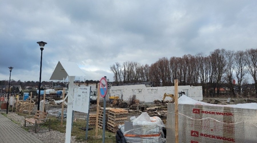 Kolejny etap prac w porcie jachtowym - wznoszą się mury budynku służącego do obsługi portu.4