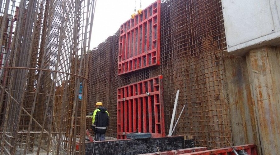 Powstają wrota sztormowe na rzece Tudze (2)