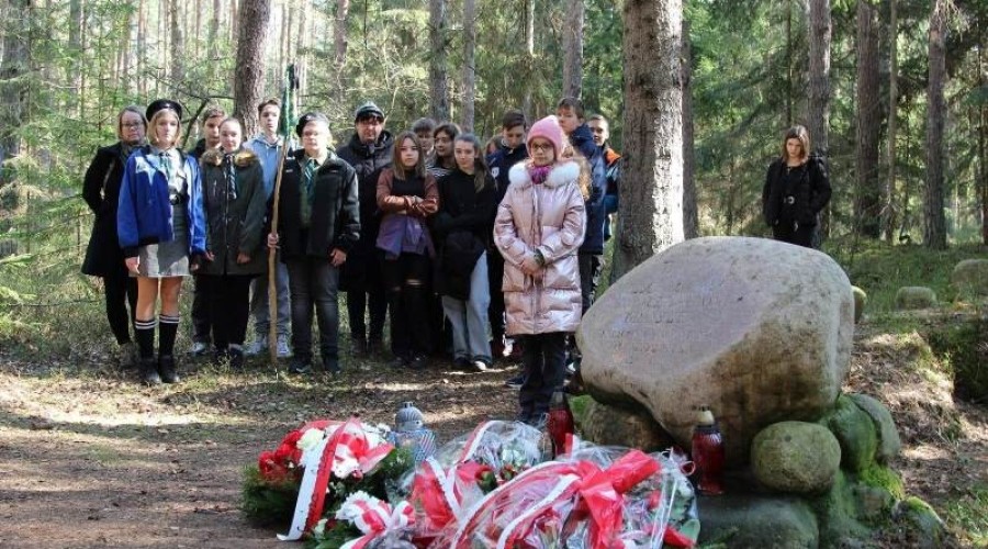 pomnik w lesie rocznica (3)