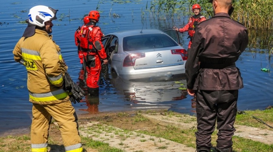 auto w rzece. Wiśniówka.3