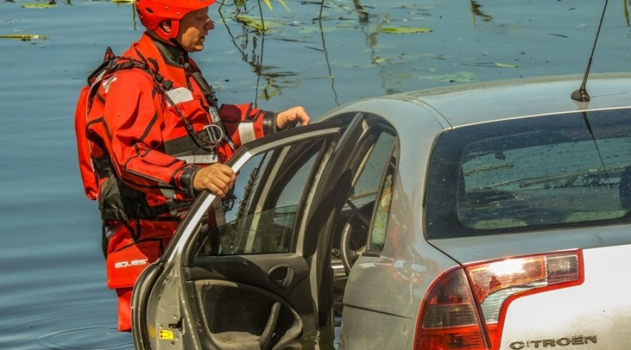 auto w rzece. Wiśniówka.4