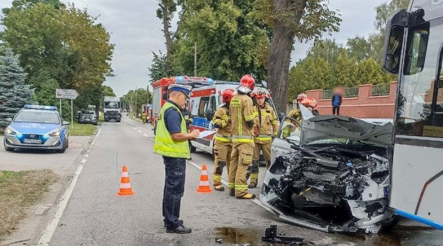 Malbork - wypadek z udziałem autobusu miejskiego i samochodu osobowego3