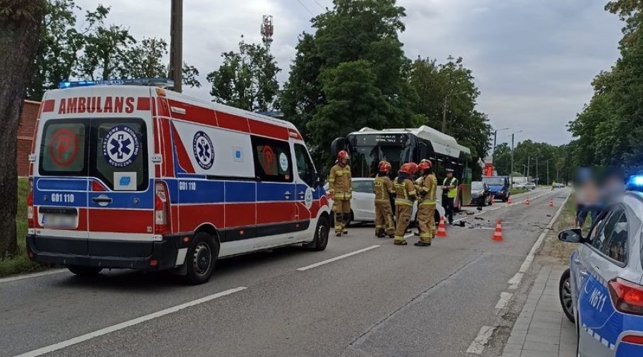 Malbork - wypadek z udziałem autobusu miejskiego i samochodu osobowego4