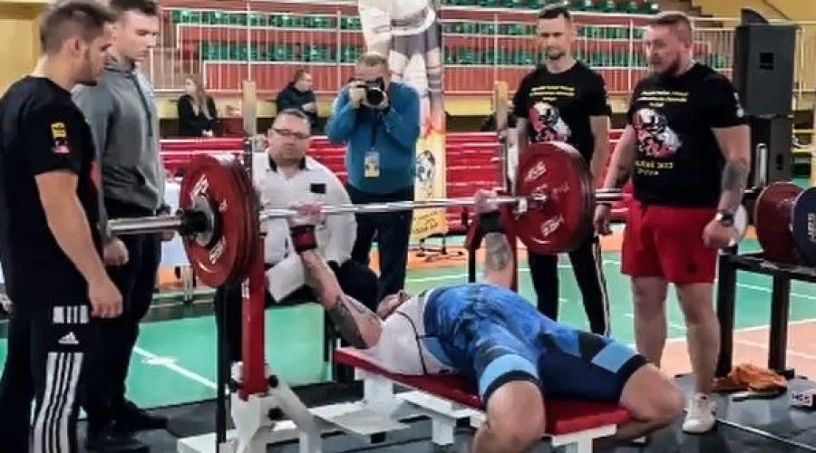 4NDg-wyciskanie sztangi