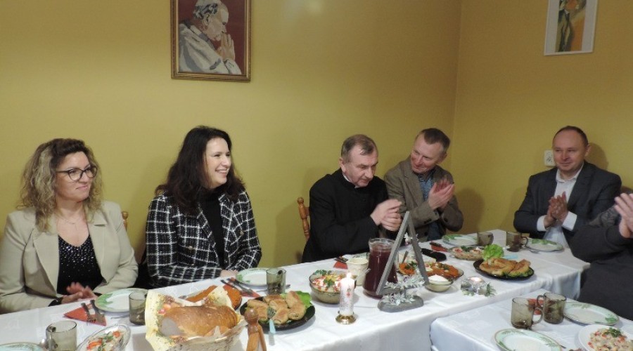 Wigilijne spotkanie uczestników Warsztatów Terapii Zajęciowej.  (19)