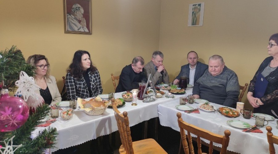 Wigilijne spotkanie uczestników Warsztatów Terapii Zajęciowej.  (5)