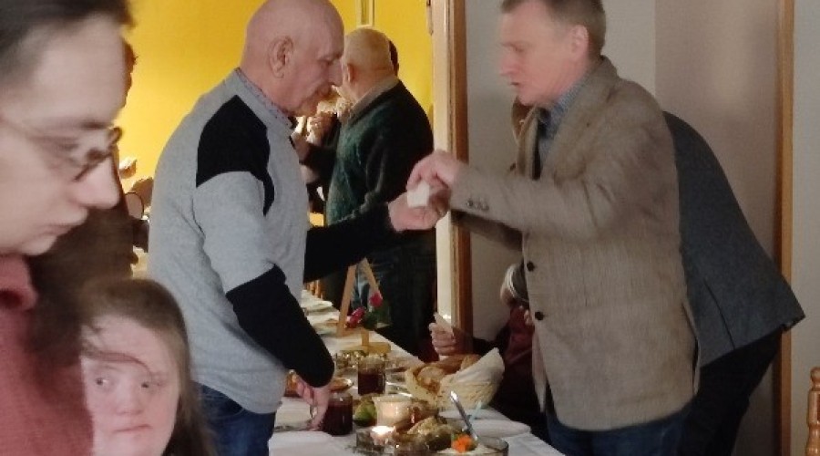 Wigilijne spotkanie uczestników Warsztatów Terapii Zajęciowej.  (8)