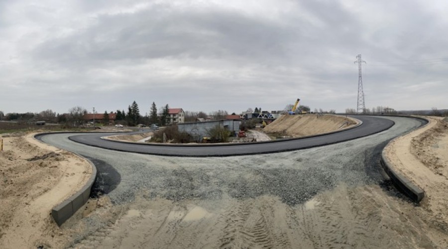 Droga doj  do P3 - ułożone kruszywo i rozpoczęta podbudowa z masy 3