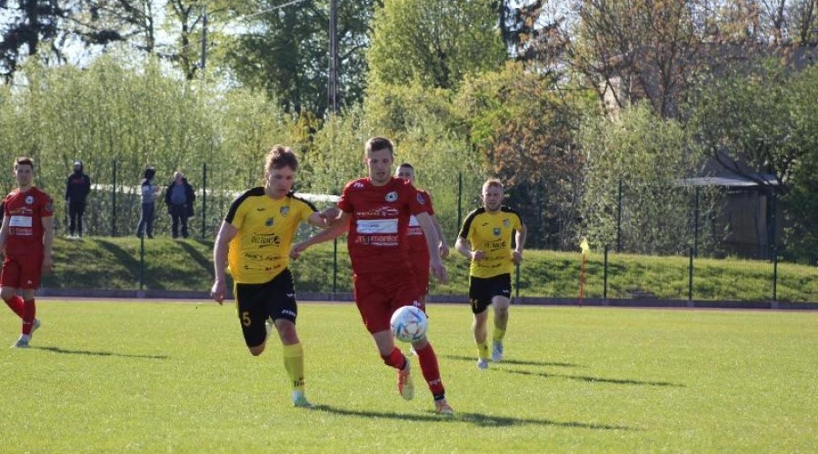 Zawodnicy z Nowego Dworu przegrywają po zaciętym pojedynku z drużyną ze Skarszew (15)