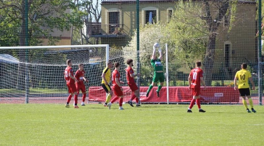 Zawodnicy z Nowego Dworu przegrywają po zaciętym pojedynku z drużyną ze Skarszew (35)