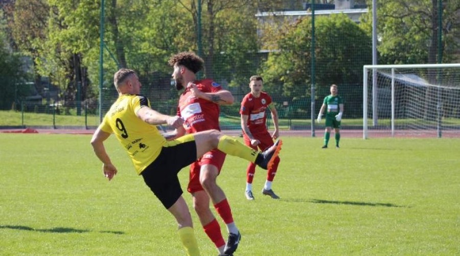 Zawodnicy z Nowego Dworu przegrywają po zaciętym pojedynku z drużyną ze Skarszew (36)