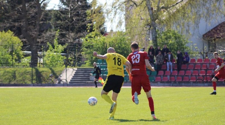 Zawodnicy z Nowego Dworu przegrywają po zaciętym pojedynku z drużyną ze Skarszew (48)