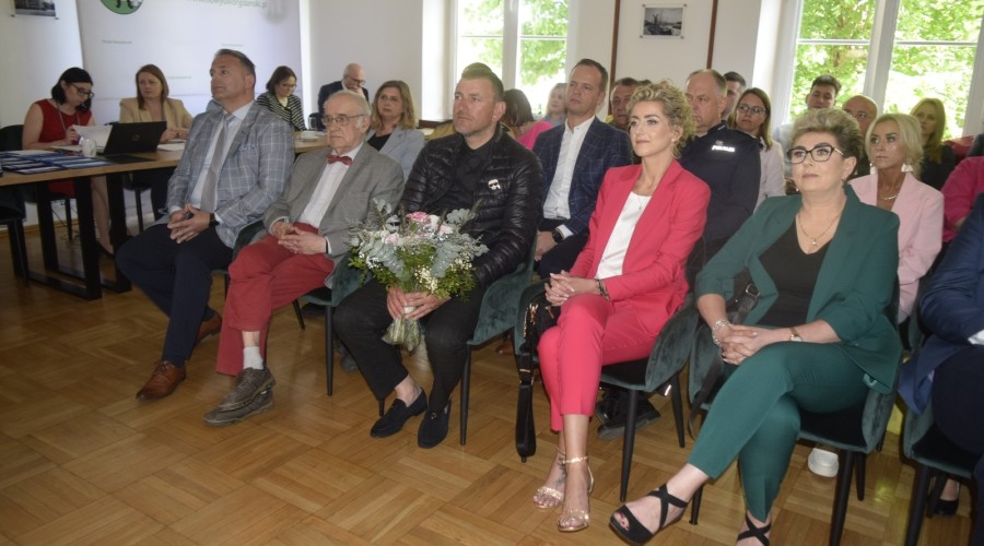 I SESJA rADY powiatu (27)