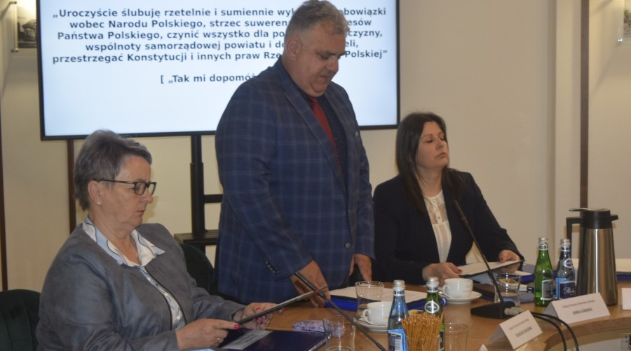 I SESJA rADY powiatu (8)