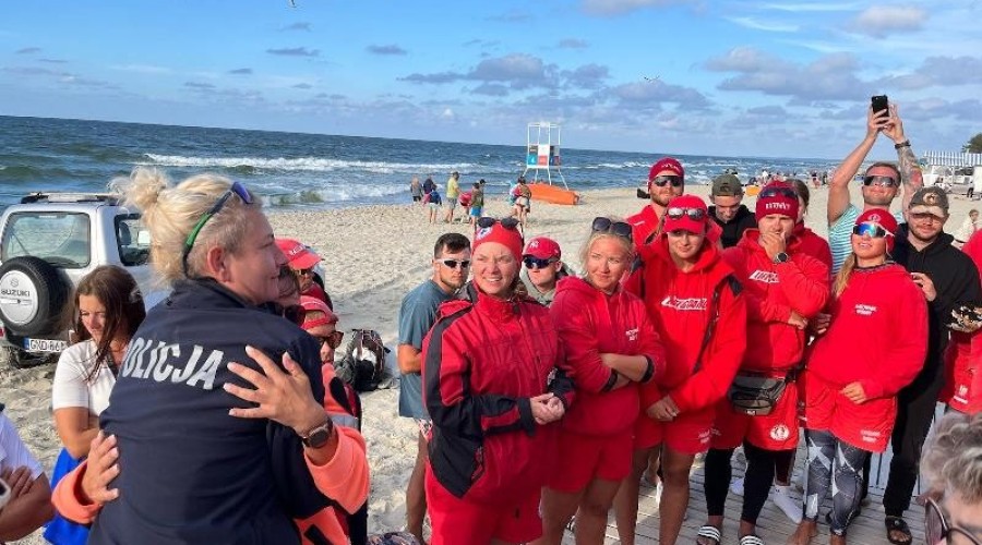 Policjanci pożegnali ratowników WOPR (1)