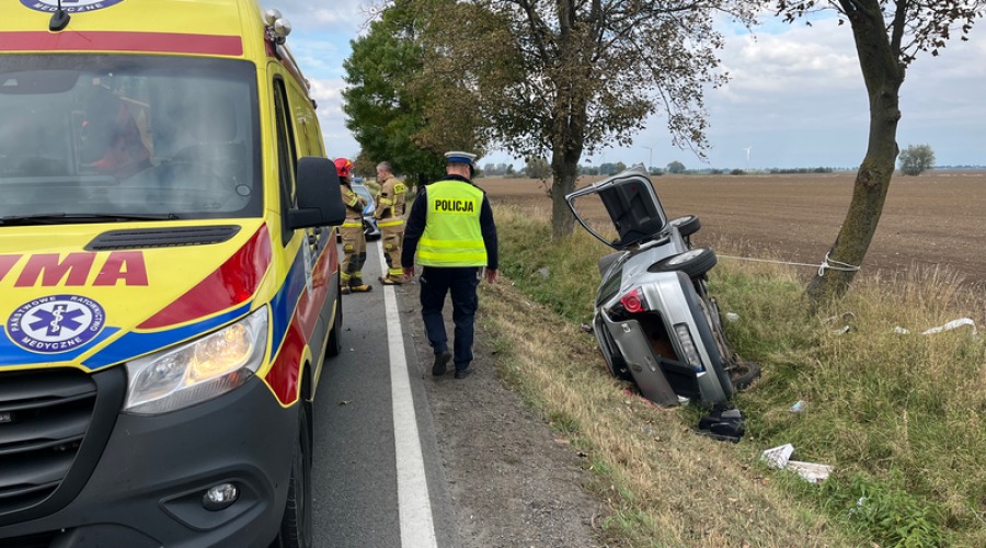 ZDARZENIE DROGOWE NA DK 55. SAMOCHÓD OSOBOWY UDERZYŁ W DRZEWO.  (1)