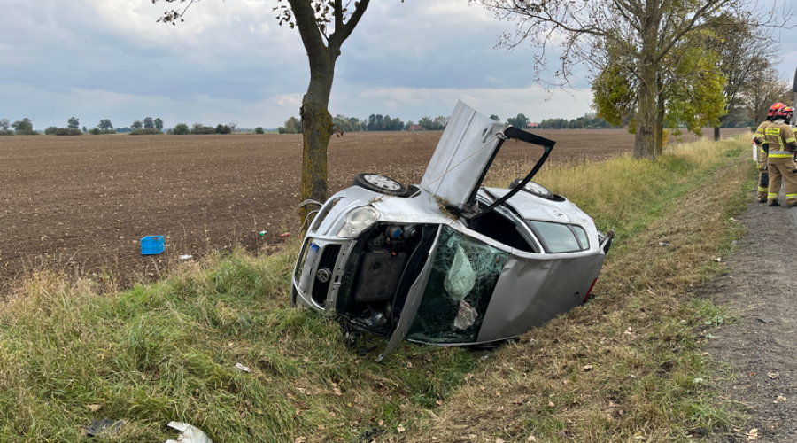 ZDARZENIE DROGOWE NA DK 55. SAMOCHÓD OSOBOWY UDERZYŁ W DRZEWO.  (2)