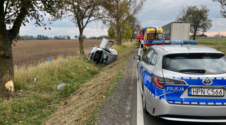 ZDARZENIE DROGOWE NA DK 55. SAMOCHÓD OSOBOWY UDERZYŁ W DRZEWO.  (3) (1)