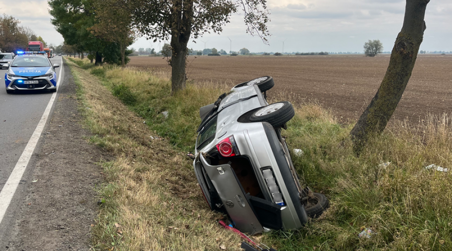 ZDARZENIE DROGOWE NA DK 55. SAMOCHÓD OSOBOWY UDERZYŁ W DRZEWO.  (4)