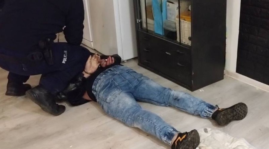 39-LATEK ZATRZYMANY ZA CZYNNĄ NAPAŚĆ NA POLICJANTA (1)