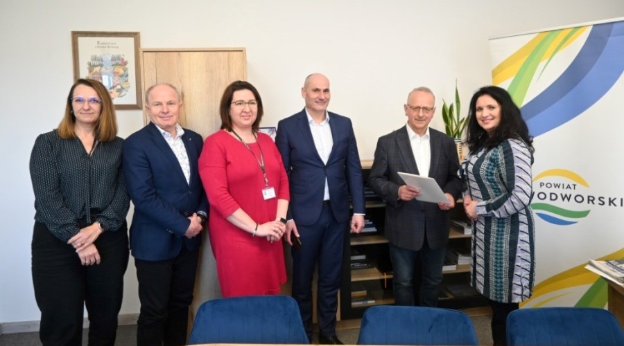 Nowa linia autobusowa w powiecie nowodworskim – podpisano umowę na transport publiczny