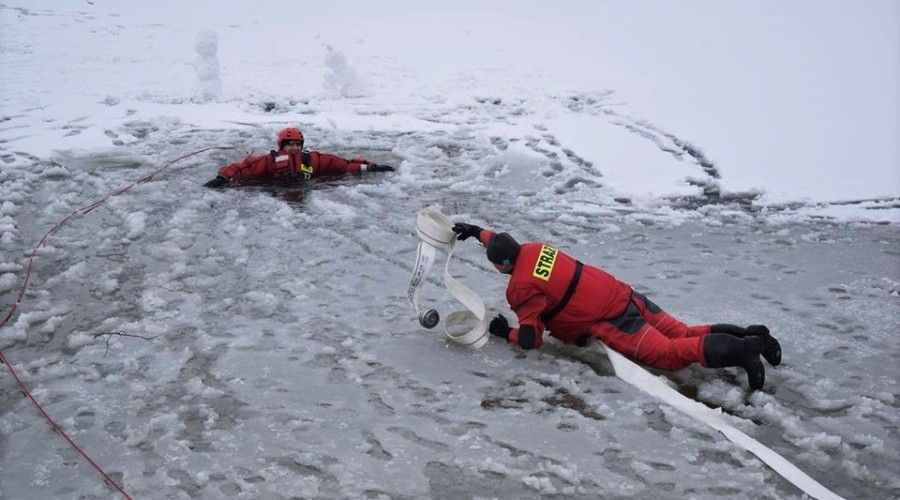 ćwiczenia strazaków na lodzie (10)