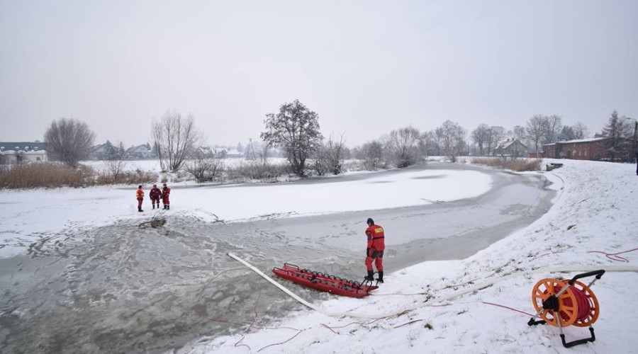 ćwiczenia strazaków na lodzie (12)