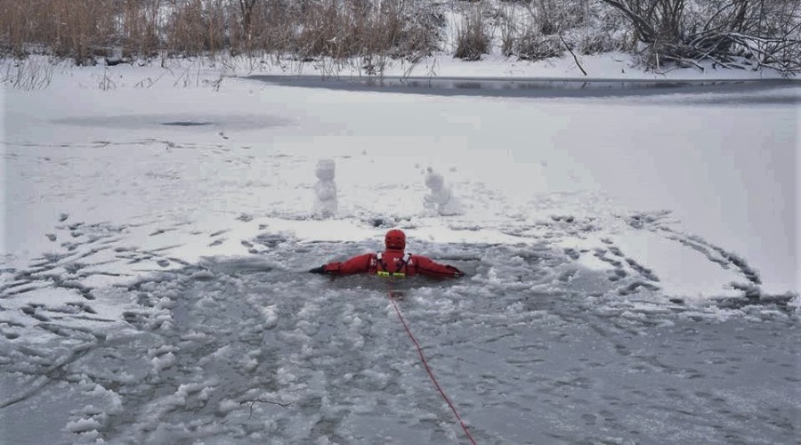ćwiczenia strazaków na lodzie (2)