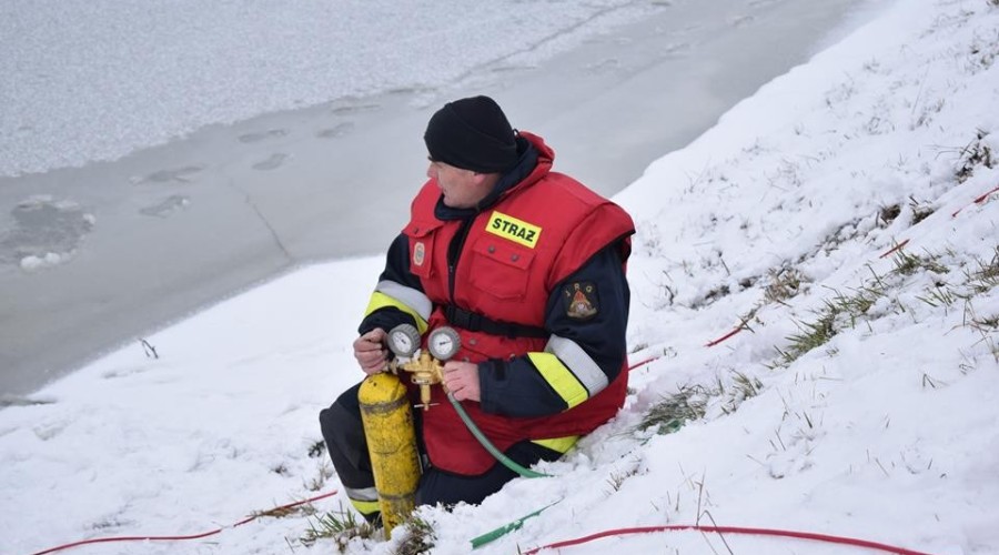 ćwiczenia strazaków na lodzie (3)