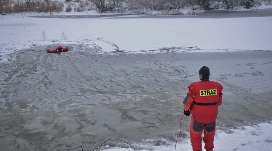 ćwiczenia strazaków na lodzie (6)