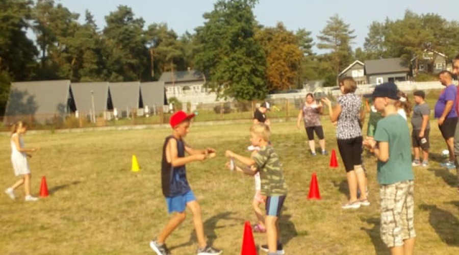 Wakacje w Kątach Rybackich zakończono wspólną zabawą na festynie rodzinnym (1)