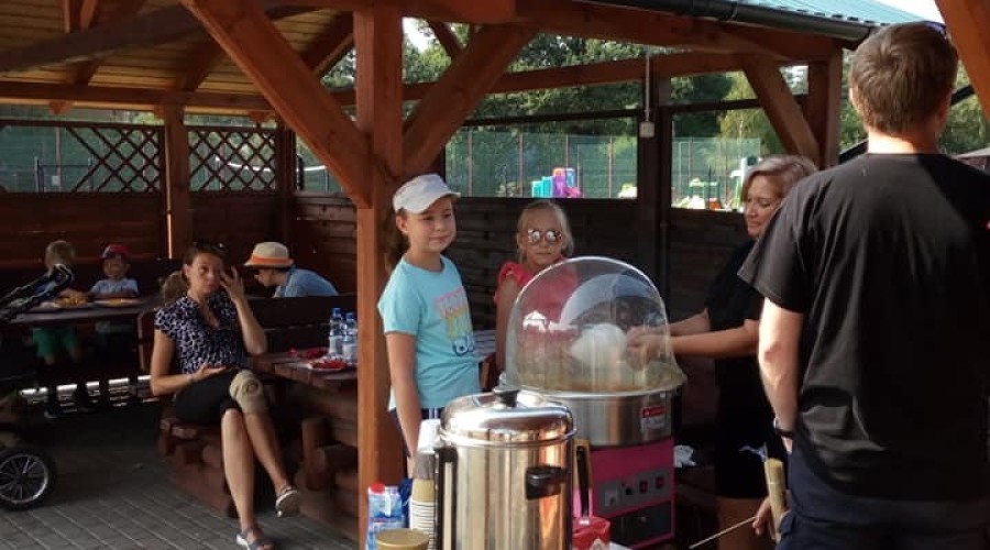 Wakacje w Kątach Rybackich zakończono wspólną zabawą na festynie rodzinnym (8)