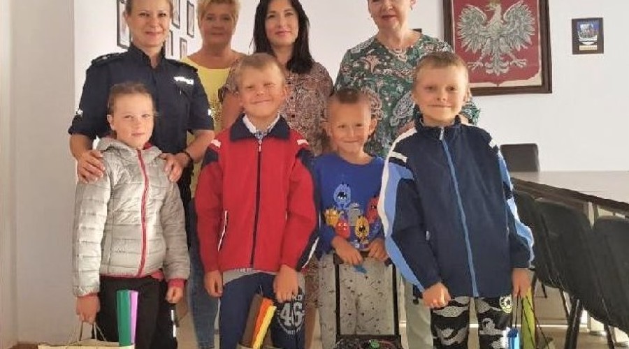 Nowy Dwór Gdański. Wyprawki szkolne wręczone dzieciom