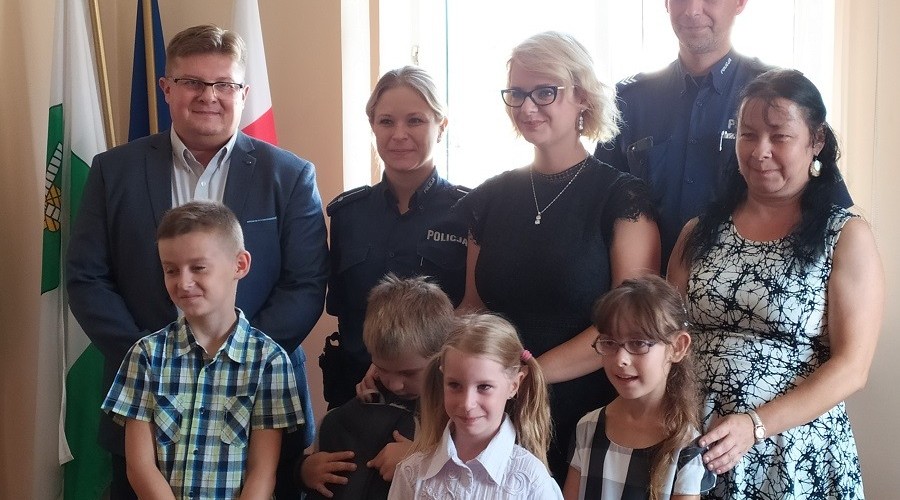 Nowy Dwór Gdański. Wyprawki szkolne wręczone dzieciom (1)