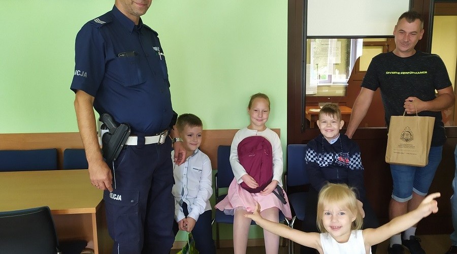 Nowy Dwór Gdański. Wyprawki szkolne wręczone dzieciom (2)