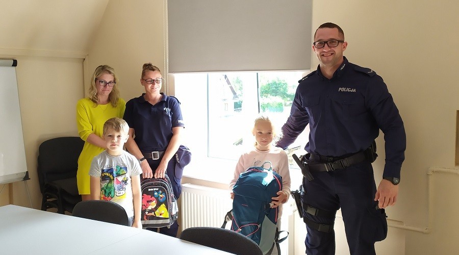 Nowy Dwór Gdański. Wyprawki szkolne wręczone dzieciom (3)