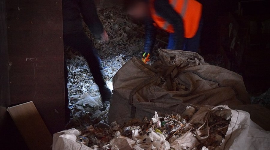 2. Nielegalne odpady z Wlk. Brytanii. Oględziny służb brytyjskich._800x535