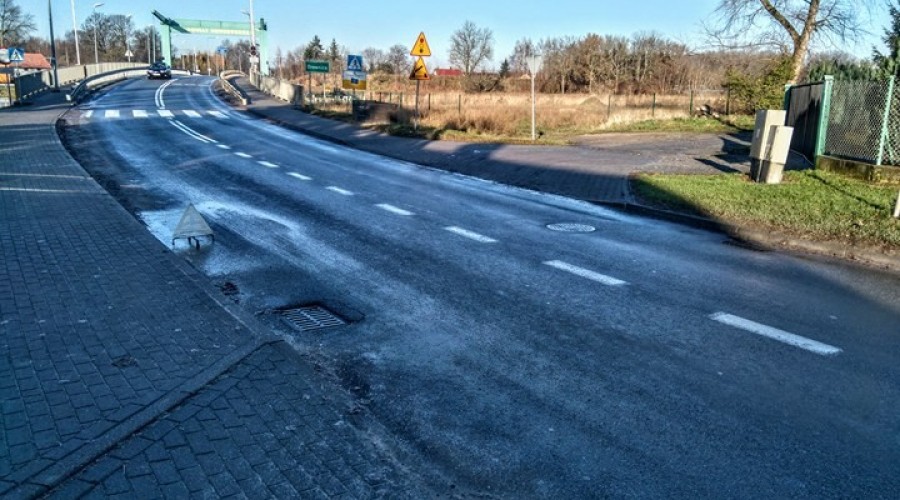 Żuławki.-Jest-ślisko-i-niebezpiecznie.-Dachował-samochód-02.11-14