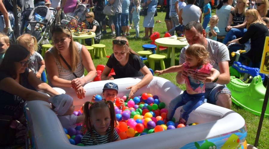 Wata cukrowa, zjeżdżalnie i nagrody. Dzień Dziecka i Piknik Rodzinny w Nowym Dworze Gd  (10)