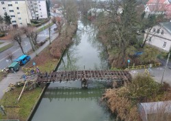 Gmina Nowy Dwór Gdański rozpoczęła kolejną inwestycję – trwa demontaż kładki Chrobrego–Sienkiewicza