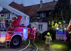 Pożar domu jednorodzinnego w Jazowej. 20 osób ewakuowało się przed przyjazdem służb