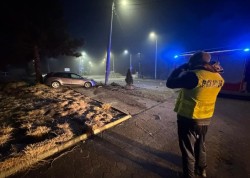 Ponad 1,5 promila alkoholu w organizmie miał kierujący, który w nocy stracił panowanie nad pojazdem i uderzył w słup oświetleniowy.