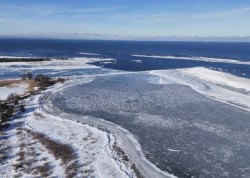 Mewia Łacha. Zagubiony mężczyzna ewakuowany z oblodzonej plaży przy Ujściu Wisły.