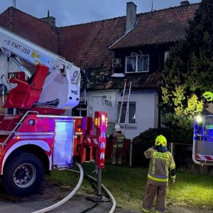 Pożar domu jednorodzinnego w Jazowej. 20 osób ewakuowało się przed przyjazdem służb